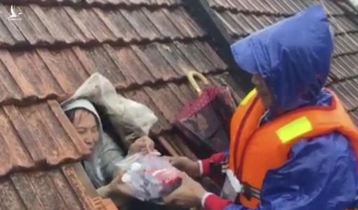 Những “thân cò” nơi đỉnh lũ