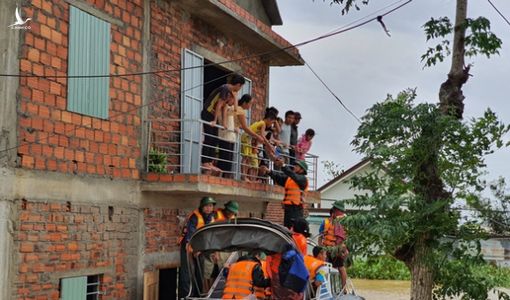 Đem mì tôm, nước sạch cứu dân bị cô lập 3 ngày ở rốn lũ Quảng Trị