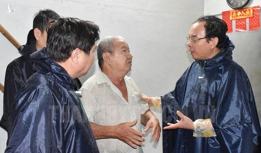 Tân Bí thư Thành ủy TPHCM Nguyễn Văn Nên dầm mưa tìm kế chống ngập