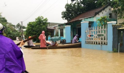 Miền Trung mưa dồn dập, nước lũ tràn vào phố cổ Hội An