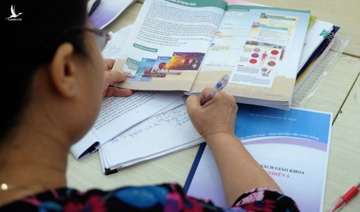 Bộ GD-ĐT giải trình việc SGK mới cao gấp đôi sách cũ với ĐBQH