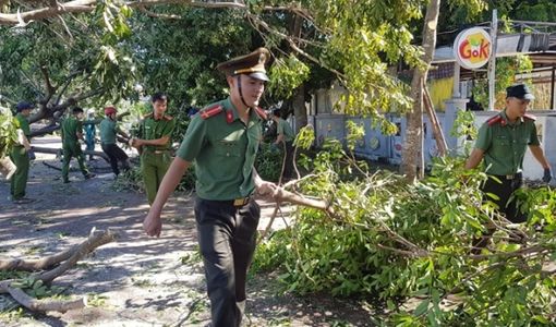 Công an giúp dân Quảng Nam giúp khắc phục hậu quả bão số 9