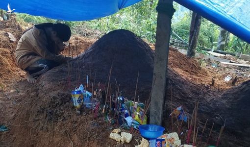 Nữ sinh Trà Leng gục khóc bên mộ của cha, mẹ