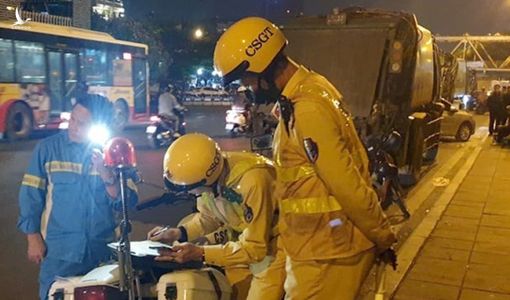 CSGT Hà Nội xử phạt hàng chục xe chở rác