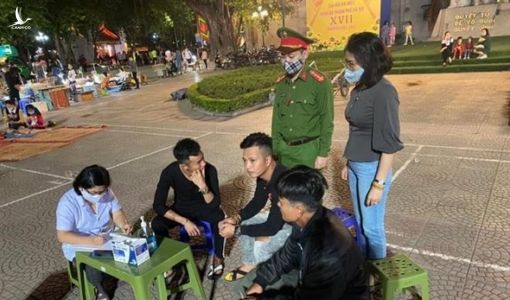 Nhiều người không đeo khẩu trang ở phố đi bộ hồ Hoàn Kiếm ‘bất ngờ’ bị phạt