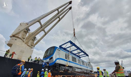 Cận cảnh đoàn tàu metro đầu tiên về đến TP.HCM