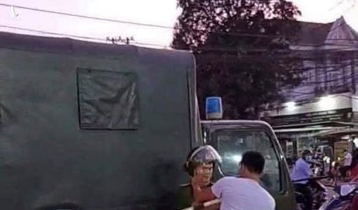Ba  thanh niên xin bỏ qua không được, liền tấn công cảnh sát giao thông