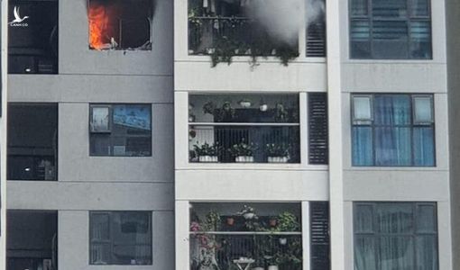Cháy lớn chung cư ở Hà Nội, cả trăm người tháo chạy