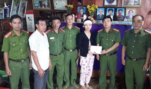 Gia đình nạn nhân Thủy điện Rào Trăng 3 nhận lại 100 triệu bị lừa