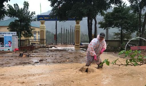 Khi giáo viên sáng lên lớp, chiều dọn bùn