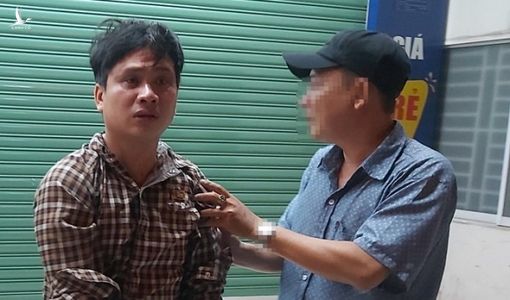 Tên cướp bị 2 cô gái 18 tuổi đuổi bắt khi giật túi xách