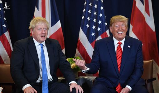 Phát hiện dòng chữ để lộ thủ tướng Anh chúc mừng ông Trump thắng