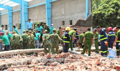 Khởi tố 3 cán bộ liên quan vụ sập tường tại khu công nghiệp Hòa Phú
