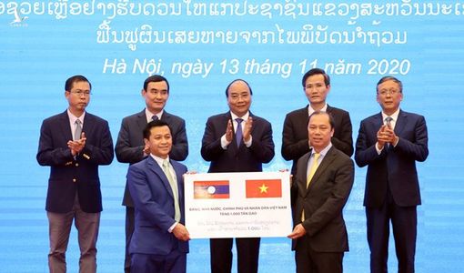 Việt Nam tặng Lào 1.000 tấn gạo khắc phục hậu quả thiên tai