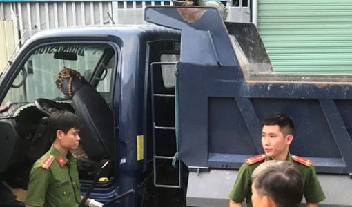 Bị ‘tạt đầu’, tài xế xe tải chặn đánh chết tại chỗ người chạy xe máy