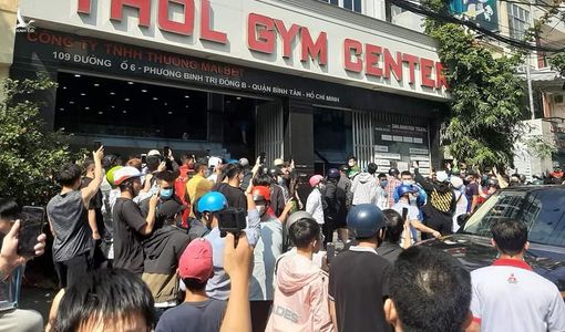 Hàng chục cảnh sát giải tán đám đông trước phòng gym của thanh niên xúc phạm gia đình Chí Tài
