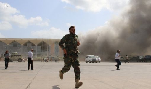 Nổ hàng loạt ở sân bay Yemen, ít nhất 26 người chết