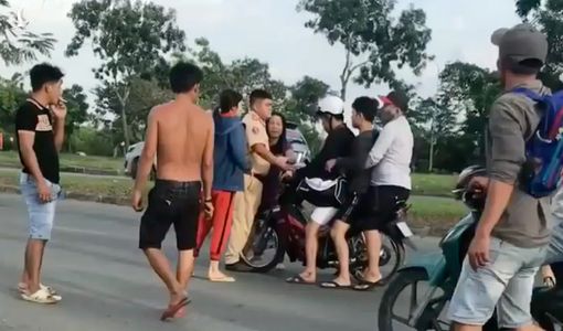 Bắt khẩn cấp hai người đánh tới tấp CSGT ở Bình Chánh
