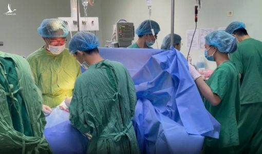 Huy động 15 bác sĩ cứu bệnh nhân bị đâm thủng bụng, máu chảy ồ ạt