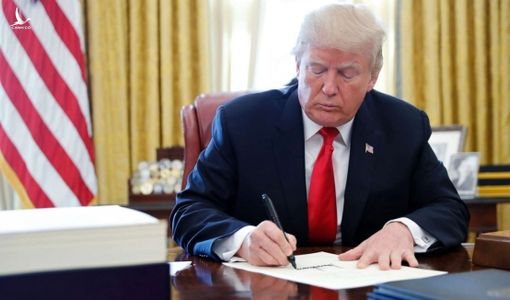 Vì sao ông Trump bất ngờ đổi ý về gói ngân sách 2.300 tỷ USD?