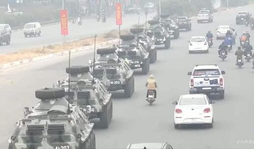 Bên trong xe thiết giáp Việt Nam tham gia bảo vệ Đại hội Đảng