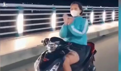Toát mồ hôi với cô gái chạy xe máy không đội mũ bảo hiểm, thả 2 tay…múa quạt hình trái tim