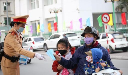 CSGT Hà Nội phân luồng giao thông, phát khẩu trang miễn phí cho người dân