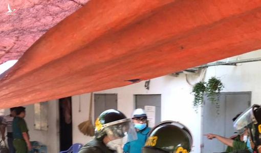 Hàng chục cảnh sát khống chế thanh niên ôm bình gas đòi ‘tự sát’ cùng cả xóm trọ