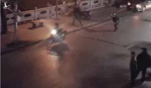 Clip: Nhóm thanh niên phóng xe gây náo loạn đường phố bị CSGT vây bắt