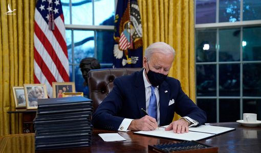 Ngồi vào phòng Bầu dục, Tổng thống Biden ký ngay 15 sắc lệnh đảo ngược chính sách ông Trump