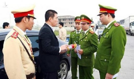 Bộ Công an: Ô tô 4 chỗ không cần trang bị bình chữa cháy