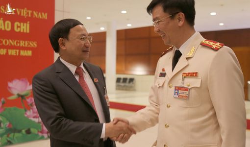 Niềm vui của các đại biểu sau khi Đại hội công bố danh sách Ban Chấp hành Trung ương khóa XIII
