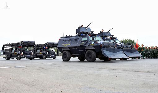 Cảnh sát cơ động khổ luyện trên thao trường, sẵn sàng bảo vệ Đại hội Đảng