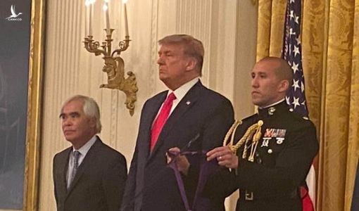 Tác giả bức ảnh “Em bé Napalm” được Tổng thống Trump tặng Huân chương