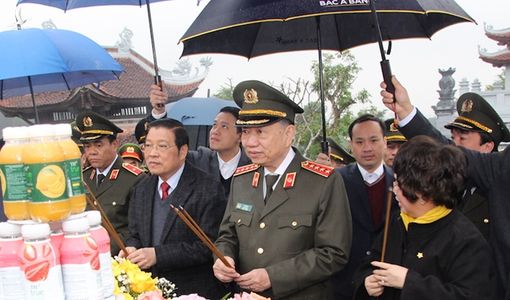 Đoàn đại biểu Bộ Công an dâng hương tưởng niệm đồng chí Trần Quốc Hoàn