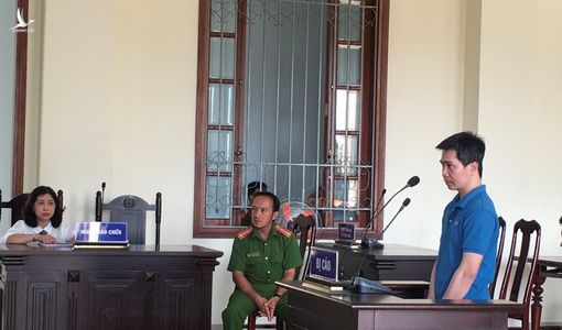Thẩm phán nói với bị cáo ‘bắc thang lên hỏi ông trời…’