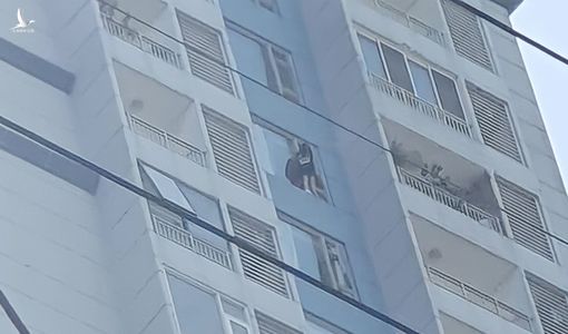 TP.HCM: Cô gái đứng ở lan can tầng 15 chung cư định tự tử