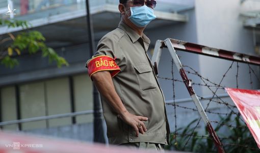 Chung cư gần 400 dân ở Sài Gòn bị phong tỏa