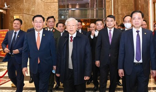 Tổng Bí thư, Chủ tịch nước Nguyễn Phú Trọng chúc Tết nhân dân bên Hồ Gươm