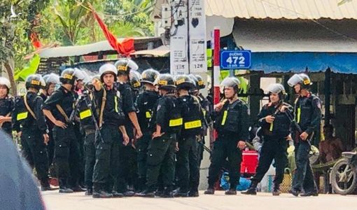 Hơn 100 cảnh sát vây bắt nghi phạm giết vợ