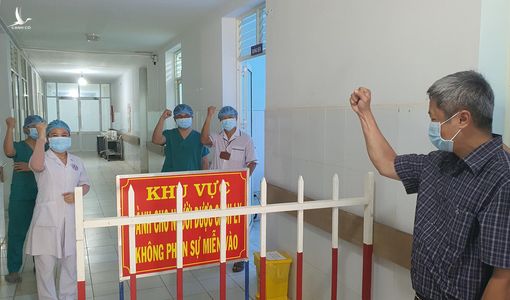 Thứ trưởng Bộ Y tế Nguyễn Trường Sơn: ‘Cảm phục trước sự hi sinh của đồng nghiệp’
