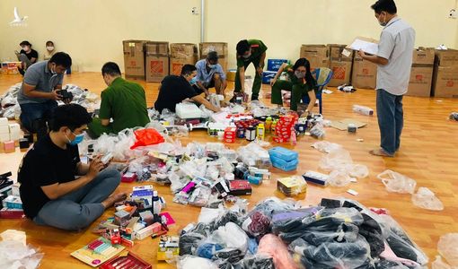 Cảnh sát đột kích bắt kho hàng hiệu không chứng từ