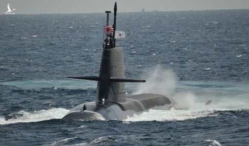 Tàu ngầm Nhật va chạm tàu dân sự