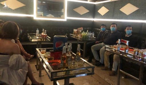 Lén đi hát chui karaoke ‘tay vịn’, nhóm khánh bị cách ly tại chỗ