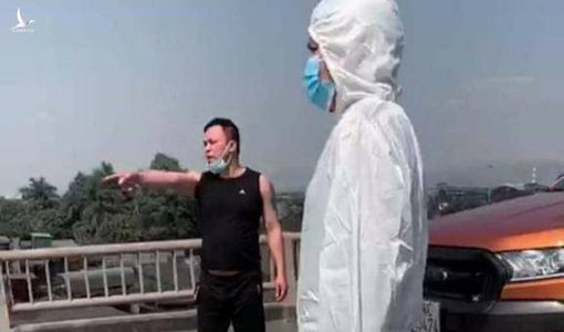 Tài xế xe bán tải tự ý tháo dỡ hàng rào cách ly phòng chống dịch COVD-19, đấm CSGT