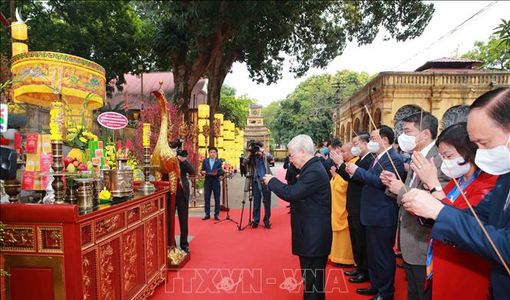 Tổng Bí thư, Chủ tịch nước Nguyễn Phú Trọng trồng cây tại Hoàng thành Thăng Long