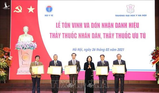 Phó Chủ tịch nước trao tặng danh hiệu Thầy thuốc Nhân dân cho 5 bác sỹ