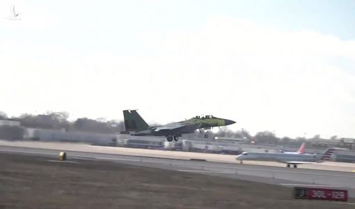 Tiêm kích F-15 hiện đại nhất thế giới vọt thẳng đứng lên trời