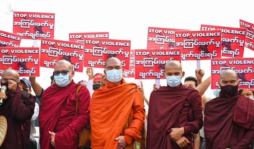 Hàng loạt nhà sư cùng nhau xuống đường biểu tình, khiến Myanmar loạn càng thêm loạn