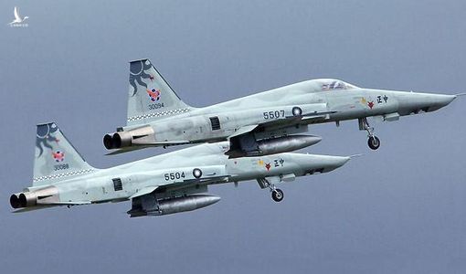 NÓNG: Hai tiêm kích F-5E của Đài Loan nghi va vào nhau rồi rơi xuống biển, phi công mất tích